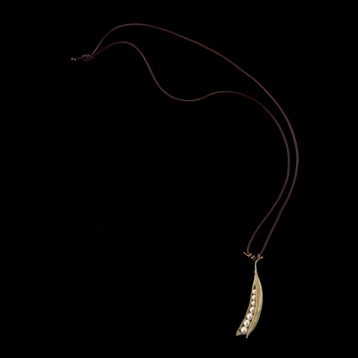 エンドウのペンダント 革紐 - 7個のパール / Peapod Pendant Leather Cord - 7 Pearls