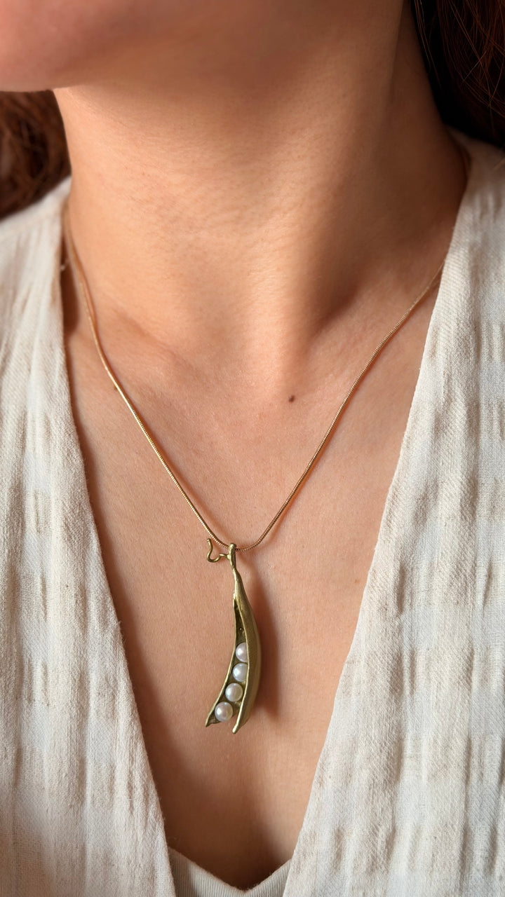 Pea Pod Pendant - 4 Pearls