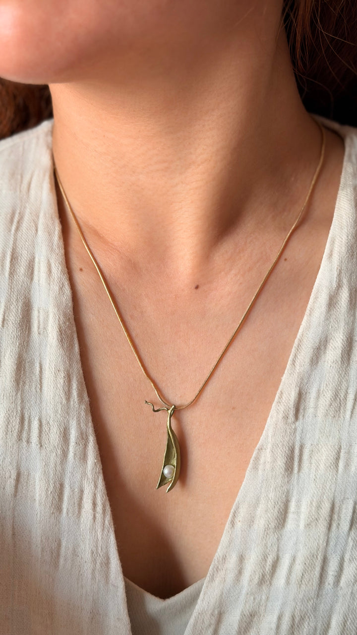 Pea Pod Pendant - 1 Pearl