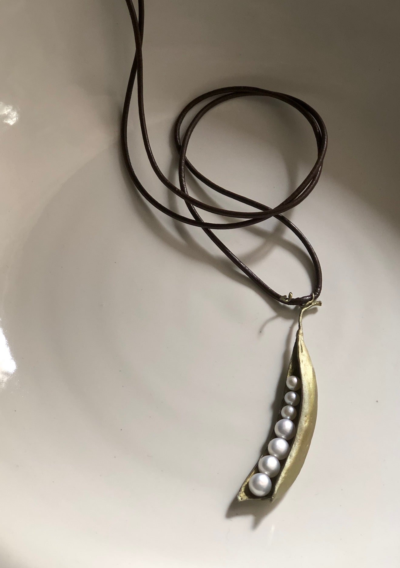 エンドウのペンダント 革紐 - 7個のパール / Peapod Pendant Leather Cord - 7 Pearls