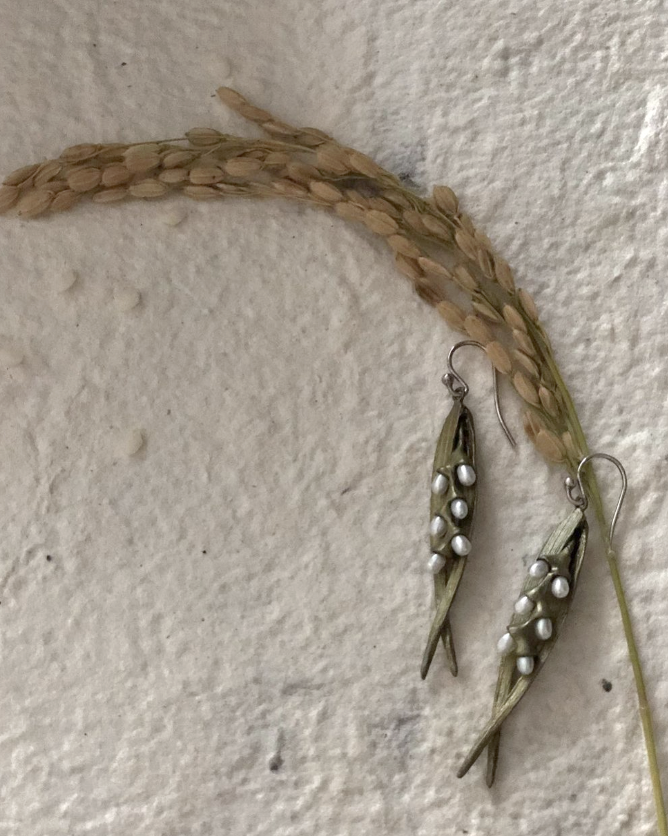 ライス ピアス - ダブルリーフパールワイヤー / Rice Earrings - Double Leaf Pearl Wire